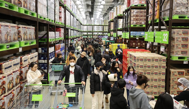 14일 오전 서울 강서구 트레이더스 홀 세일 클럽(이하 트레이더스) 마곡점을 찾은 고객들이 물건을 고르고 있다. 트레이더스 마곡점은 지난 2023년 12월 오픈한 수원화서점에 이어 14개월만에 오픈하는 점포로, 월계점에 이어 서울특별시에 2번째로 선보이는 점포다. 2025.2.14/뉴스1 ⓒ News1 김진환 기자