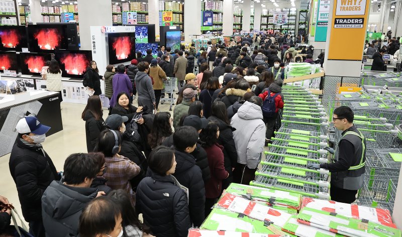 14일 오전 서울 강서구 트레이더스 홀 세일 클럽(이하 트레이더스) 마곡점을 찾은 고객들이 매장 개장 시간에 맞춰 입장하고 있다. 트레이더스 마곡점은 지난 2023년 12월 오픈한 수원화서점에 이어 14개월만에 오픈하는 점포로, 월계점에 이어 서울특별시에 2번째로 선보이는 점포다. 2025.2.14/뉴스1 ⓒ News1 김진환 기자