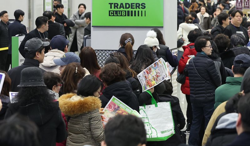 14일 오전 서울 강서구 트레이더스 홀 세일 클럽(이하 트레이더스) 마곡점을 찾은 고객들이 매장 개장 시간 전에 입장을 위해 줄지어 서서 행사 전단을 살펴보고 있다. 트레이더스 마곡점은 지난 2023년 12월 오픈한 수원화서점에 이어 14개월만에 오픈하는 점포로, 월계점에 이어 서울특별시에 2번째로 선보이는 점포다. 2025.2.14/뉴스1 ⓒ News1 김진환 기자