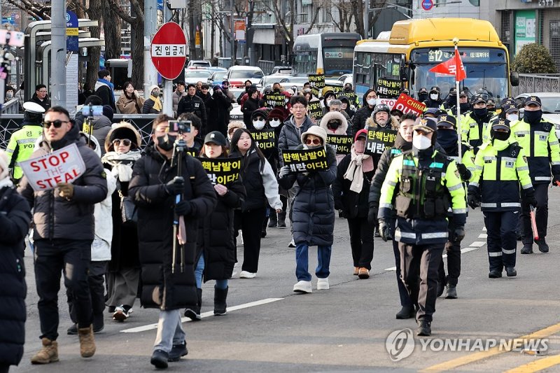 거리 행진하는 탄핵 반대 집회 참가자들 (출처=연합뉴스)