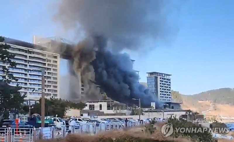 검은 연기 치솟는 호텔 신축공사장 (출처=연합뉴스)