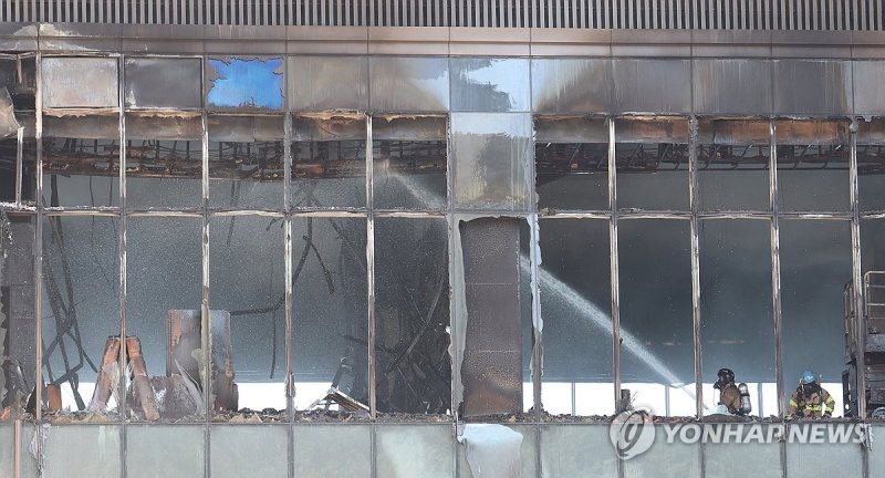 부산 반얀트리 공사장 화재 잔불 진화 작업 (출처=연합뉴스)