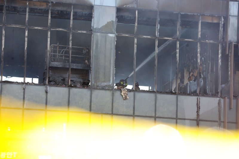 14일 부산 기장군 반얀트리 호텔 신축 공사장에서 화재가 발생해 소방대원들이 진화 작업을 벌이고 있다. 2025.2.14/뉴스1 ⓒ News1 윤일지 기자