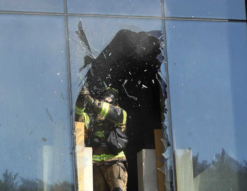 14일 부산 기장군 반얀트리 호텔 신축 공사장에서 화재가 발생해 소방대원들이 수색 작업을 하고 있다. 2025.2.14/뉴스1 ⓒ News1 윤일지 기자