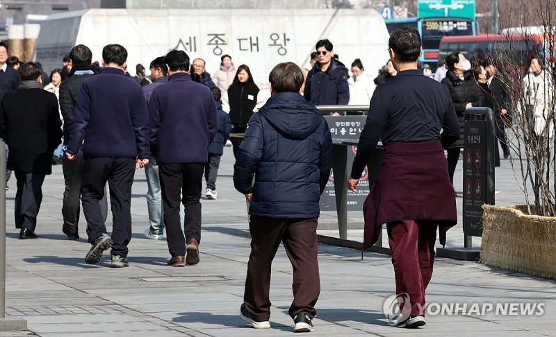 포근한 날씨에 한결 가벼워진 옷차림 (출처=연합뉴스)