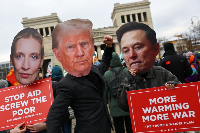 지난 14일(현지시간) 독일 바이에른주 뮌헨에서 독일대안당(AfD)의 알리스 바이델 공동대표, 도널드 트럼프 미국 대통령, 일론 머스크 테슬라 최고경영자(CEO·왼쪽부터)의 가면을 쓴 시위대가 미국 및 독일의 우파 진영에 반대하는 시위를 하고 있다.로이터연합뉴스