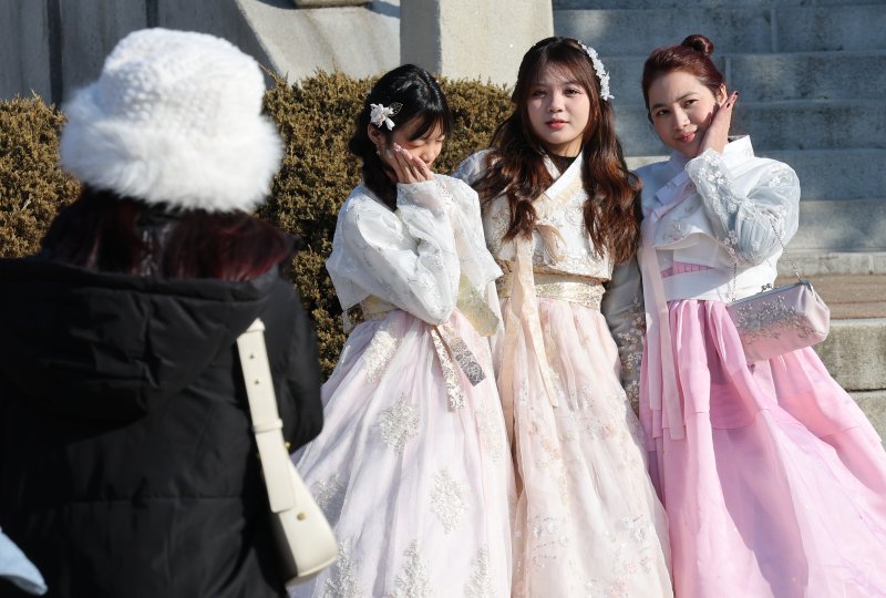 서울 종로구 경복궁 인근에서 외국인 관광객들이 기념촬영을 하고 있다. 2025.2.2/뉴스1 ⓒ News1 임세영 기자
