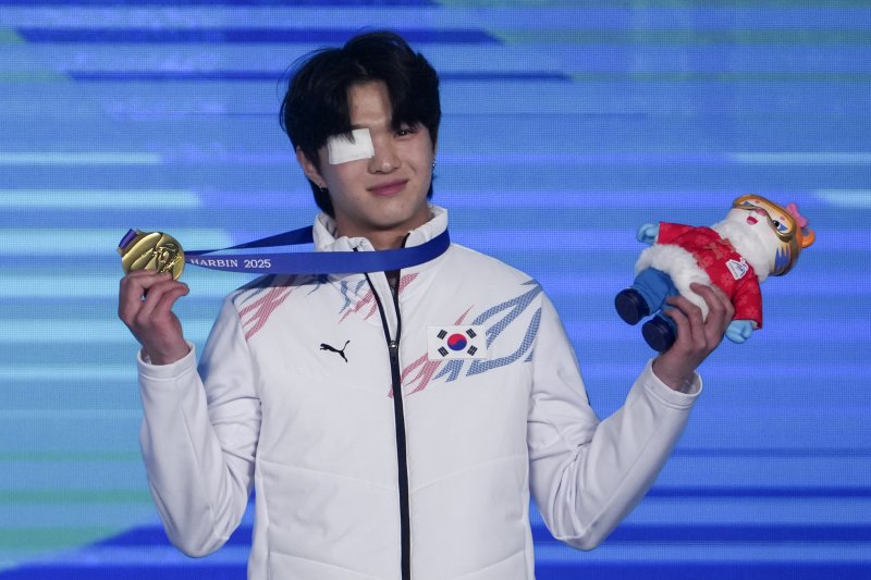 [하얼빈=AP/뉴시스] 이승훈이 8일(현지 시간) 중국 헤이룽장성 하얼빈의 야부리 스키리조트에서 열린 2025 동계아시안게임 남자 프리스키 하프파이프 정상에 올라 금메달을 목에 걸고 시상대에서 포즈를 취하고 있다. 이승훈은 2025 결선에서 97.50점을 따내 아시안게임 프리스타일 스키 종목 사상 처음으로 금메달을 따냈고 함께 출전한 문희성은 88.50점으로 동메달을 목에 걸었다. 2025.02.09.