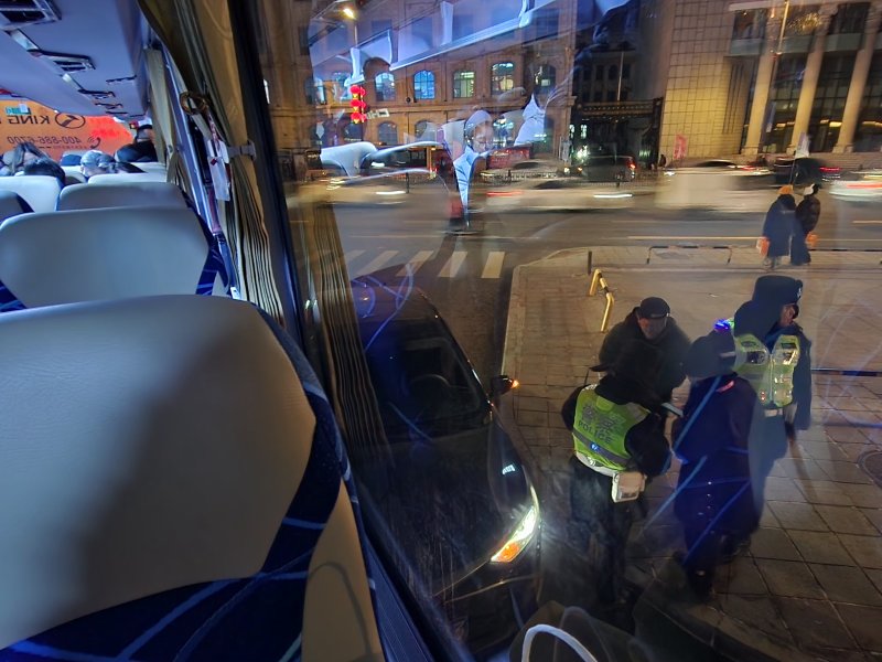 [하얼빈=뉴시스] 김희준 기자 = 2025 하얼빈 동계아시안게임 미디어 셔틀 버스가 5일 오후 중국 하얼빈 시내를 이동하다 일반 차량과 사고가 났다. 사진은 사고를 수습하는 장면. 2025.02.05jinxijun@newsis.com