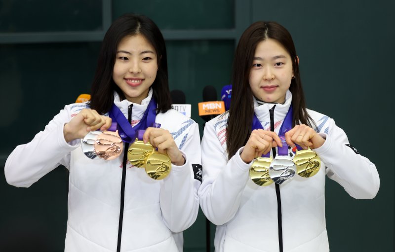 [인천공항=뉴시스] 홍효식 기자 = 2025 하얼빈 동계아시안게임에 출전해 메달을 획득한 스피드스케이팅 이나현(금2·은1·동1, 왼쪽), 김민선(금2·은1)이 12일 오후 인천국제공항 제1터미널을 통해 귀국해 메달을 들어보이고 있다. 2025.02.12. yesphoto@newsis.com