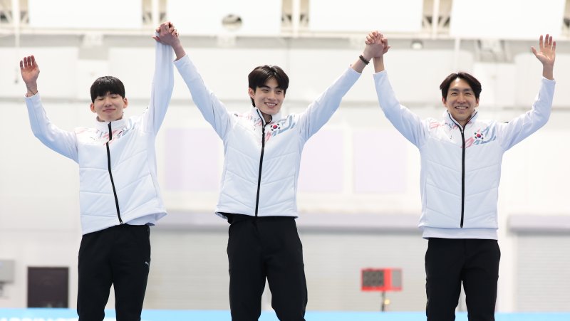 [하얼빈(중국)=뉴시스] 김선웅 기자 = 지난 11일(현지 시간) 중국 하얼빈 헤이룽장 스피드스케이팅 오벌에서 열린 2025 하얼빈 동계 아시안게임 스피드스케이팅 남자 팀추월 경기 시상식에서 정재원, 박상언, 이승훈이 은메달을 수상하기 위해 시상대에 오르고 있다. 2025.02.11. mangusta@newsis.com