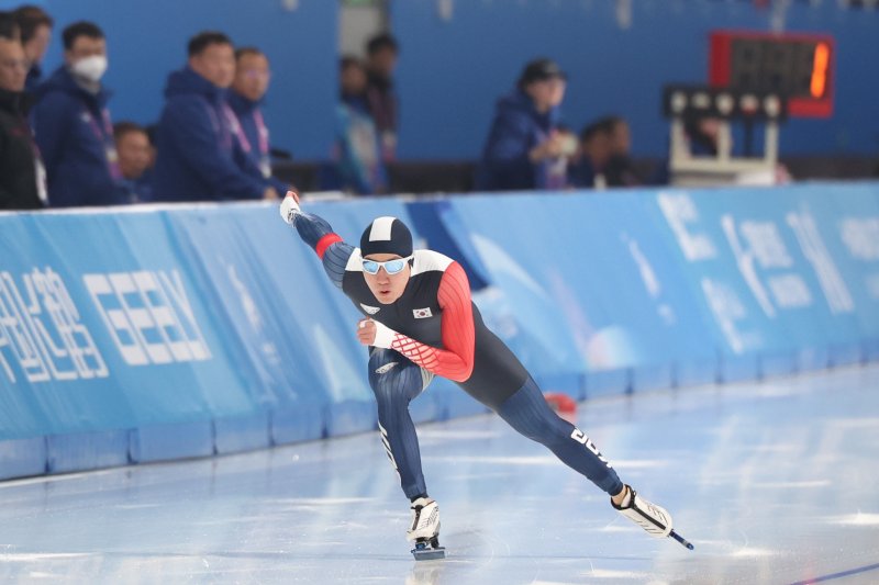 [하얼빈(중국)=뉴시스] 김선웅 기자 = 11일(현지 시간) 중국 하얼빈 헤이룽장 스피드스케이팅 오벌에서 열린 2025 하얼빈 동계 아시안게임 스피드스케이팅 남자 1000m 경기에서 차민규가 질주하고 있다. 2025.02.11. mangusta@newsis.com