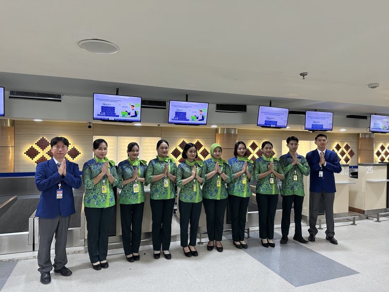 발리지점에서는 카운터 오픈에 앞서 합장 포즈로 단체사진을 항상 찍는다(에어부산 제공)