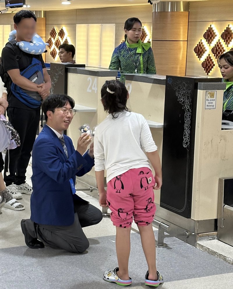 어린이 승객의 마음을 사로잡기 위해 소소한 뇌물을 준비했다(에어부산 제공)