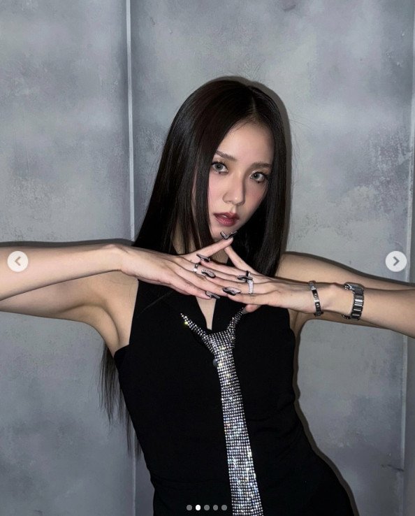 지수, 검정 생머리로 완성한 고혹 비주얼…물오른 미모 [N샷]
