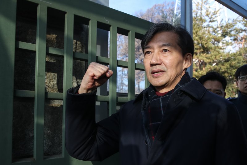 자녀 입시 비리와 청와대 감찰 무마 혐의로 대법원으로부터 징역 2년 실형을 확정 받은 조국 전 조국혁신당 대표가 지난해 12월 16일 오전 경기도 의왕시 서울 구치소로 수감되기 전 지지자들에게 주먹을 쥐어보이며 인사하고 있다. 조 전 대표는 지난 1월 22일 서울남부교도소로 이감, 형기를 채우고 있다. 2024.12.16/뉴스1 ⓒ News1 이승배 기자