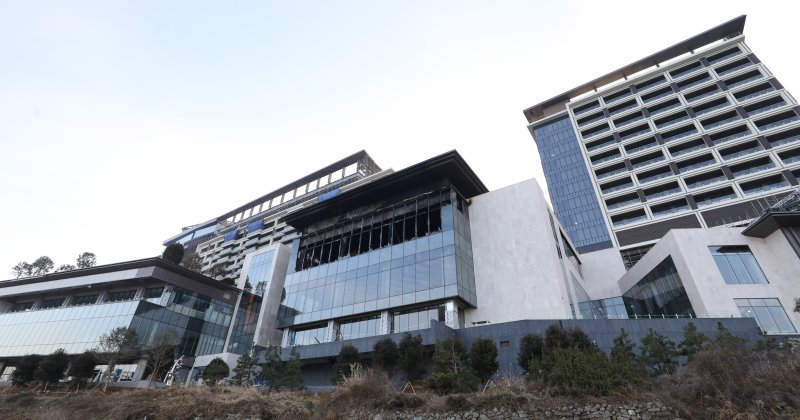 14일 부산 기장군 반얀트리 호텔 신축 공사장에서 화재가 발생한 가운데 내부가 불에 검게 타 있다. 2025.2.14/뉴스1 ⓒ News1 윤일지 기자