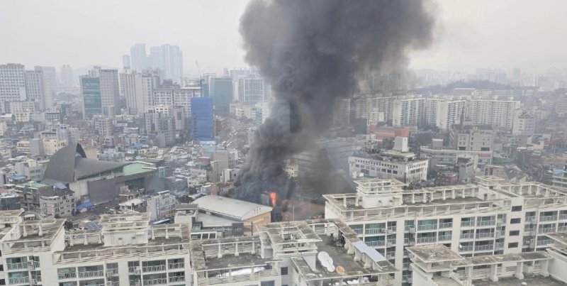 서울 무학여고서 화재 '소방당국 진화중'