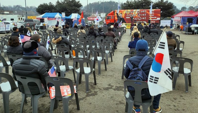 오늘도 이어진 서울구치소 앞 '탄핵반대 집회'...보수단체 회원들 집결[탄핵집회]