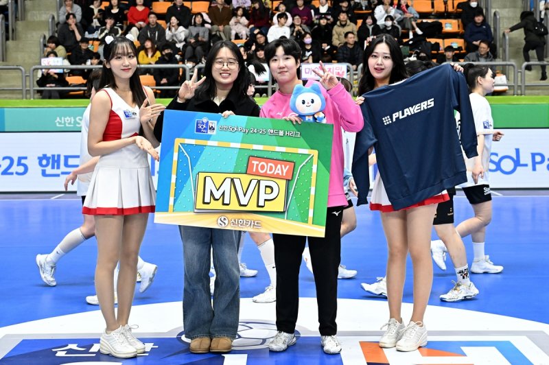 15일 대구시청과 경기 MVP에 선정된 SK 골키퍼 박조은(오른쪽에서 두 번째) (출처=연합뉴스)