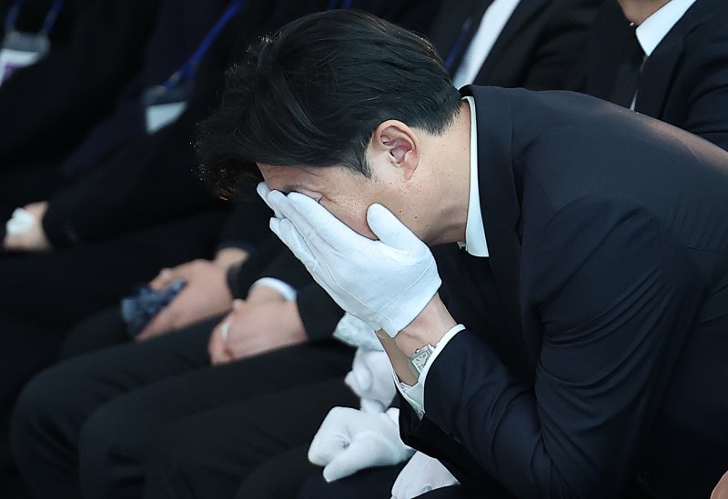 18일 오전 전남 무안국제공항에서 열린 12·29 제주항공 여객기 참사 희생자 합동 추모식에서 한 유가족이 눈물을 흘리고 있다. 2025.1.18/뉴스1 ⓒ News1 김진환 기자