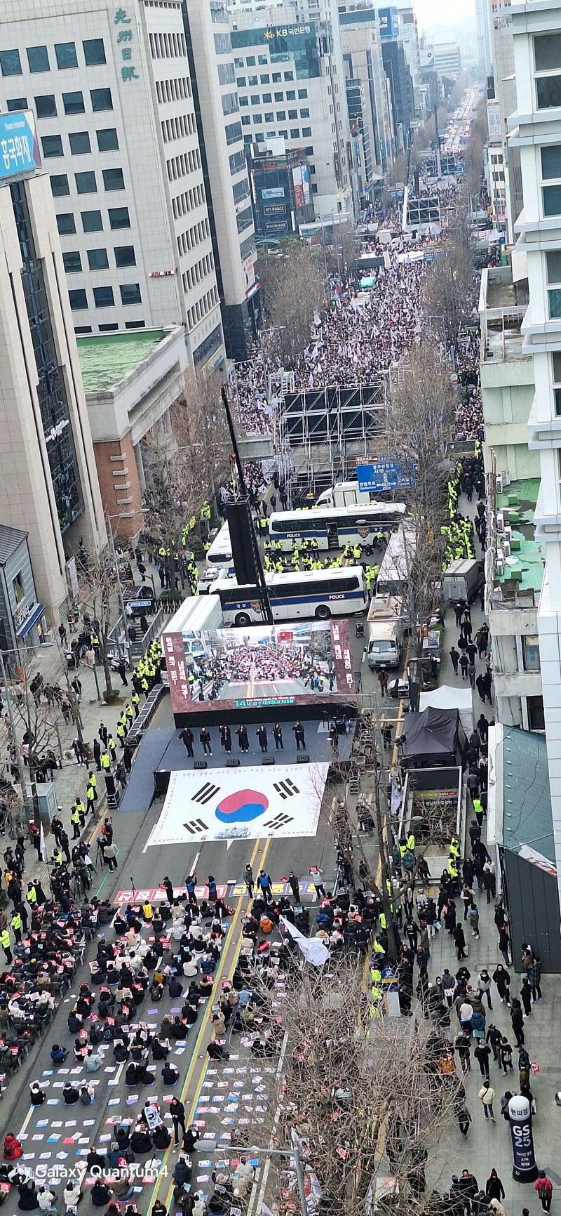 15일 민주화의 성지 광주광역시 동구 금남로에서 윤석열 대통령 탄핵 찬·반 집회가 동시에 열리고 있다. 사진 앞쪽은 탄핵 찬성 측인 '윤석열 즉각 퇴진 사회대개혁 광주비상행동'이 이날 오후 4시부터 개최 예정인 제14차 광주시민총궐기대회를 앞두고 사전 행사를 벌이고 있는 모습이고, 사진 뒤쪽은 보수 성향 기독교 단체인 세이브코리아가 이날 오후 1시부터 열고 있는 국가비상기도회 모습. 황태종 기자