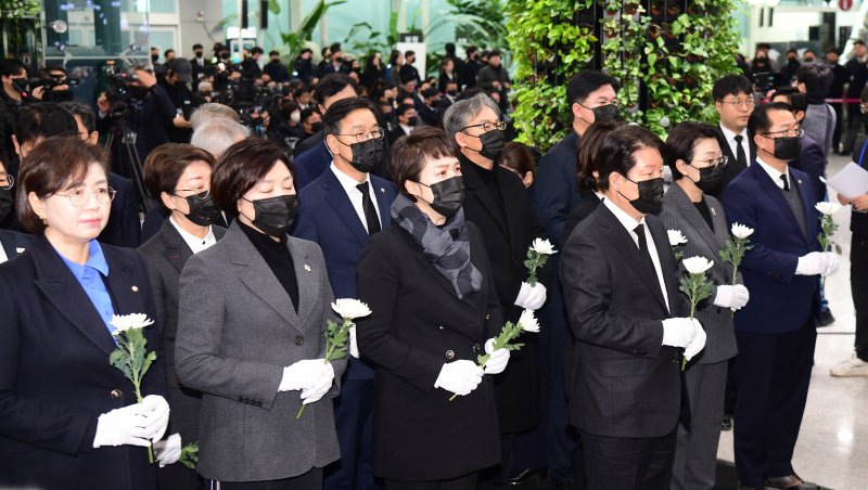 15일 오전 무안국제공항에서 열린 12·29 제주항공 여객기 참사 49재 합동위령제에서 국회특위위원들이 헌화·분향하고 있다. 2025.2.15/뉴스1 ⓒ News1 김태성 기자