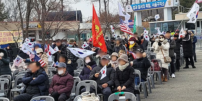 "광주에 몰렸다더니"...한산해진 서울구치소 앞 '탄핵 반대 집회'[탄핵집회]