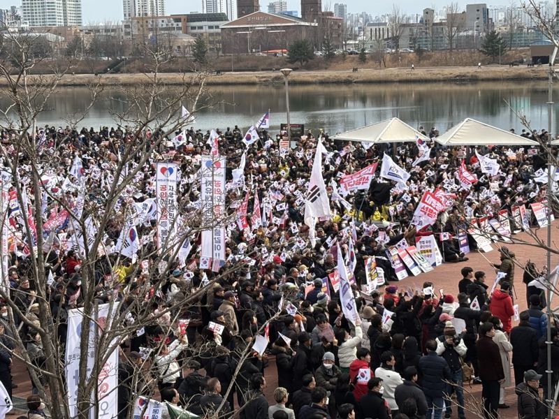 울산 태화강 태극기 물결.. 수만 명 '탄핵 반대' 함성 [탄핵집회]