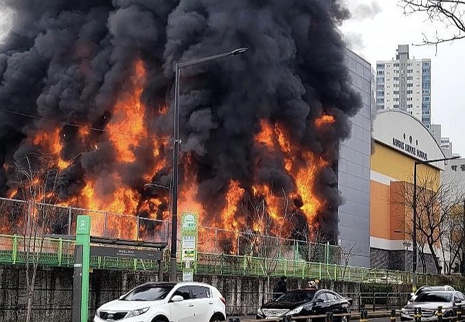 15일 서울 성동구 행당동 무학여고 급식실에서 발생한 화재에 학교 일부가 불에 타고 있다. 연합뉴스