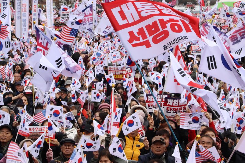 울산 태화강 태극기 물결.. 수만 명 '탄핵 반대' 함성 [탄핵집회]