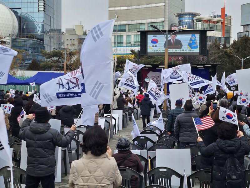 15일 인천 부평역 쉼터광장에서 시민 700여명이 윤석열 대통령 탄핵 반대 집회에 참석해 태극기를 흔들며 "탄핵 반대"를 외치고 있다. 사진=한갑수 기자.