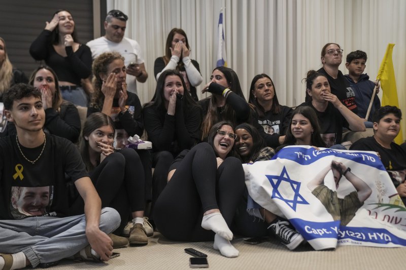 [기봇바=AP/뉴시스] 휴전 합의의 일환으로 15일(현지 시간) 팔레스타인 하마스 6차 인질 석방에서 풀려난 사기 데켈첸의 지인들이 이스라엘 남부 마을에서 TV로 생중계된 석방 장면을 보며 환호하고 있다. 2025.02.15.