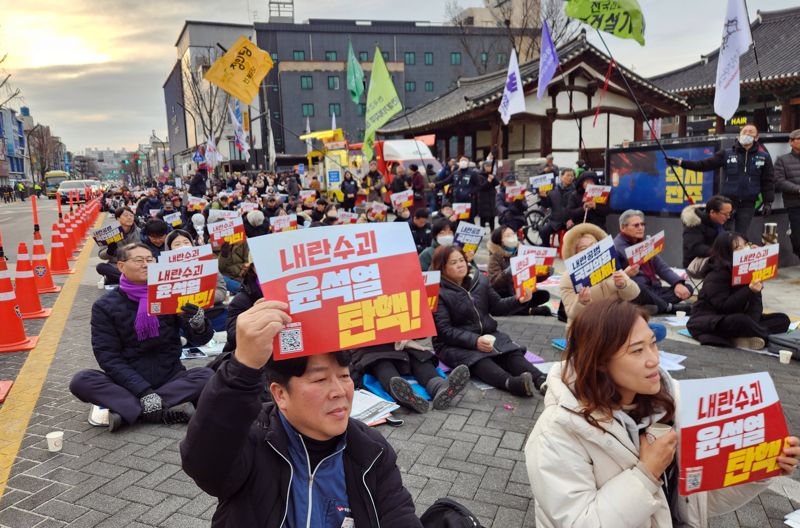 15일 오후 전북 전주시 객사 앞 충경로에서 윤석열 대통령 탄핵을 촉구하는 집회가 열렸다. 사진=강인 기자