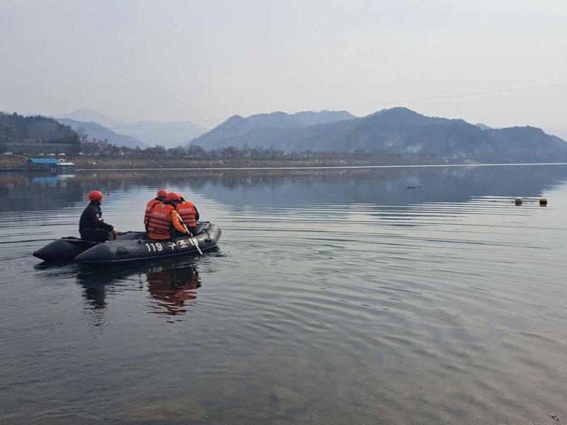 수색 작업 중인 소방 당국 (출처=연합뉴스)