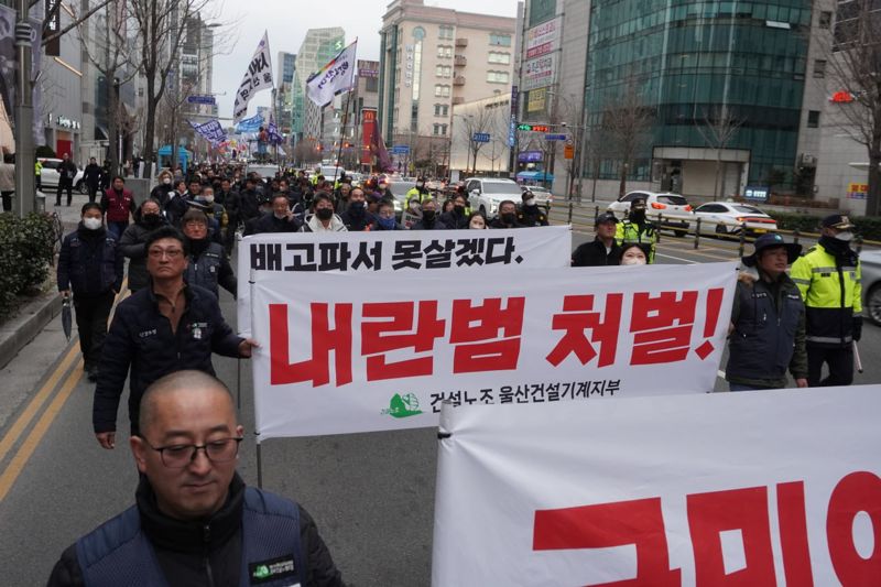 울산 노동자들 "윤석열 파면, 내란 세력 청산 대개혁" 요구[탄핵집회]