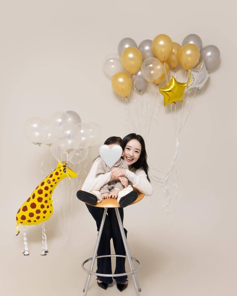 손연재, 9세 연상 남편과 다정…아들 돌맞이 가족사진 공개