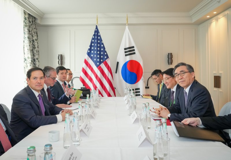 [서울=뉴시스] 조태열 외교부 장관은 뮌헨안보회의(Munich Security Conference) 참석 계기에 15일 오전(현지시간) 마르코 루비오(Marco Rubio) 미국 국무장관과 첫 한미 외교장관회담을 개최하고, 한미동맹, 북핵 문제, 한미일 협력, 한미 경제협력 등에 대해 의견을 교환했다. (사진=외교부 제공) 2025.02.15. photo@newsis.com *재판매 및 DB 금지