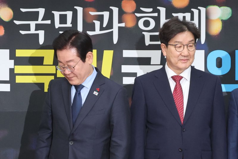 [서울=뉴시스] 권창회 기자 = 권성동 국민의힘 당대표 권한대행 겸 원내대표가 18일 오후 서울 여의도 국회에서 이재명 더불어민주당 대표와 기념촬영을 한 뒤 자리로 이동하고 있다. 2024.12.18. kch0523@newsis.com