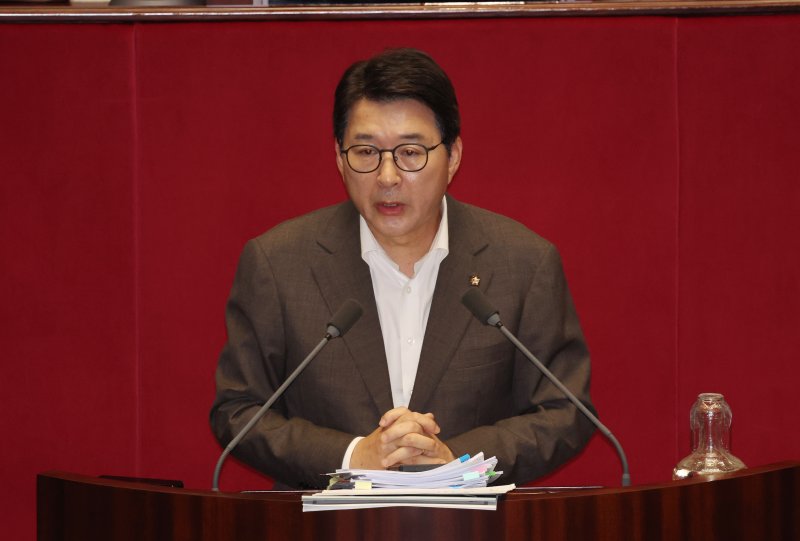 [서울=뉴시스] 고승민 기자 = 신동욱 국민의힘 의원이 26일 서울 여의도 국회에서 열린 제416회 국회(임시회) 제1차 본회의에서 방송법 일부개정법률안(대안)이 상정된 후 이에 대한 무제한 토론(필리버스터)를 하고 있다. 2024.07.26. kkssmm99@newsis.com