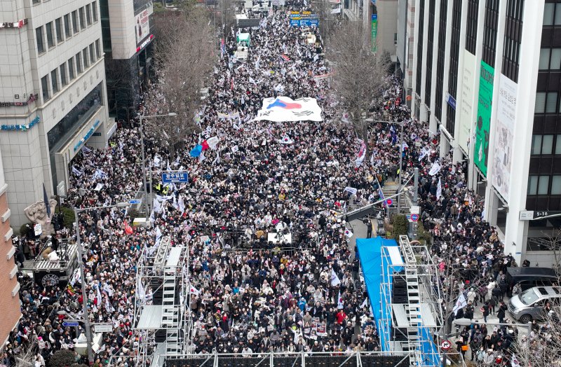 지난 15일 오후 광주 동구 금남로에서 보수 성향 기독교 단체 '세이브코리아'가 윤석열 대통령 탄핵 반대를 촉구하는 기도회를 열고 있다. /사진=뉴시스