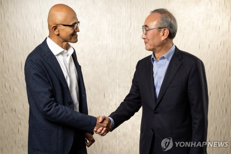 김영섭 KT 대표(오른쪽)와 사티아 나델라 마이크로소프트 CEO 겸 이사회 의장 (출처=연합뉴스)
