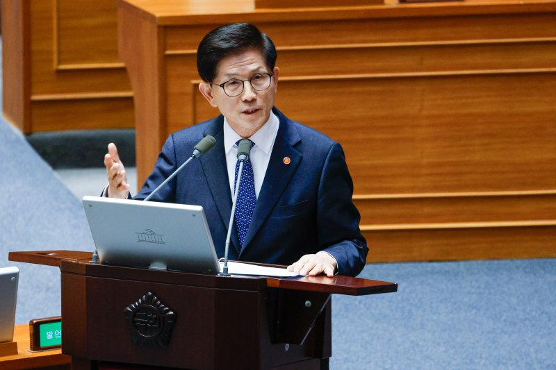 김문수 고용노동부 장관이 14일 오후 서울 여의도 국회에서 열린 제422회국회(임시회) 제6차 본회의에서 임이자 국민의힘 의원의 교육·사회·문화에 관한 대정부 질문에 답하고 있다. 2025.2.14/뉴스1 ⓒ News1 안은나 기자