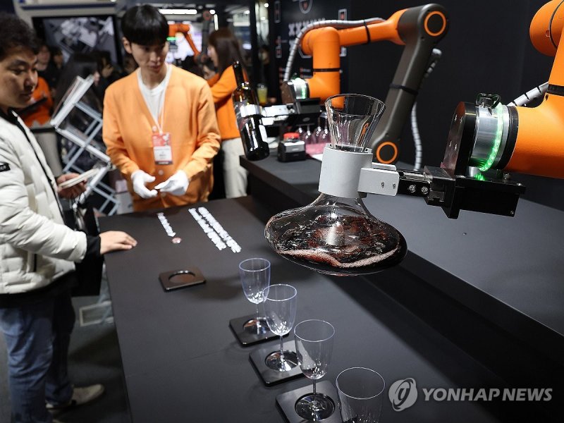 '이것이 소믈리에 로봇' (출처=연합뉴스)