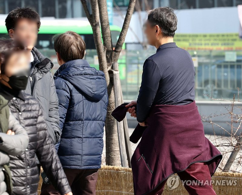 가벼워진 옷차림 (출처=연합뉴스)