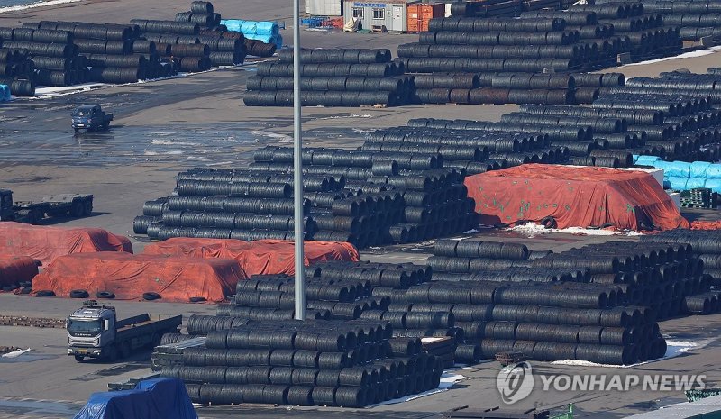 경기도 평택항에 쌓여 있는 철강 제품 (출처=연합뉴스)