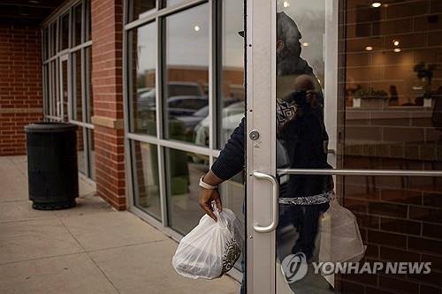 텍사스주에서 음식 배달에 나서는 이민자 (출처=연합뉴스)