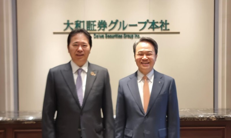 신한금융그룹은 지난 12일부터 나흘 간 일본에서 현지 주요 금융기관 및 기관 투자자들과 만나는 올해 첫 해외 투자설명회(IR)을 성공적으로 마쳤다고 16일 밝혔다. 오기노 아키히코 다이와증권그룹 사장과 만난 진옥동 신한금융그룹 회장(오른쪽)이 함께 기념촬영을 하고 있다. 신한금융 제공