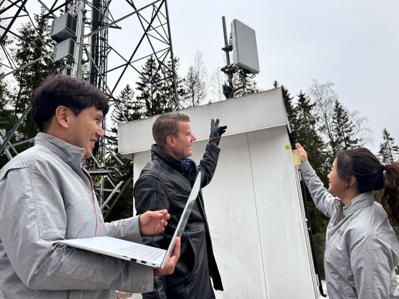 KT가 노키아와 6G 후보 주파수 대역 중 하나인 7㎓ 대역에서 초고집적 안테나를(Extreme massive MIMO) 활용한 기지국 기술을 검증했다. KT 제공. 뉴시스