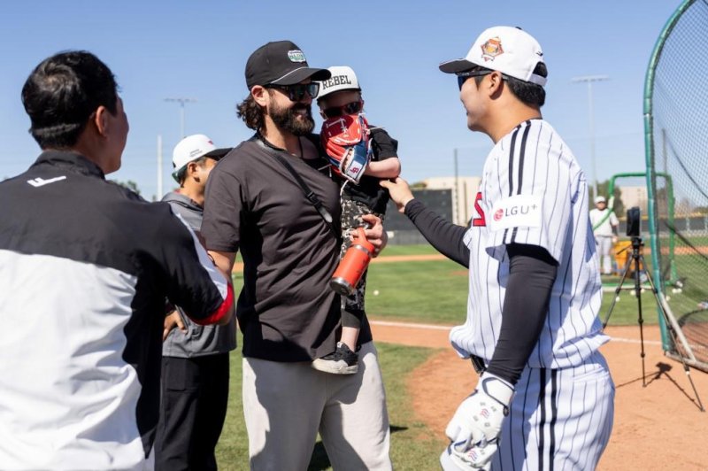 아들 케이시 켈리 주니어를 안고 있는 켈리(가운데)와 문보경(오른쪽) (출처=연합뉴스)